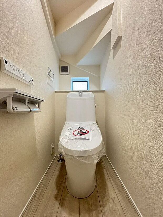 【トイレ】〈3号棟〉温水洗浄機付き便座♪小窓付きで日中は明るく換気もできます♪