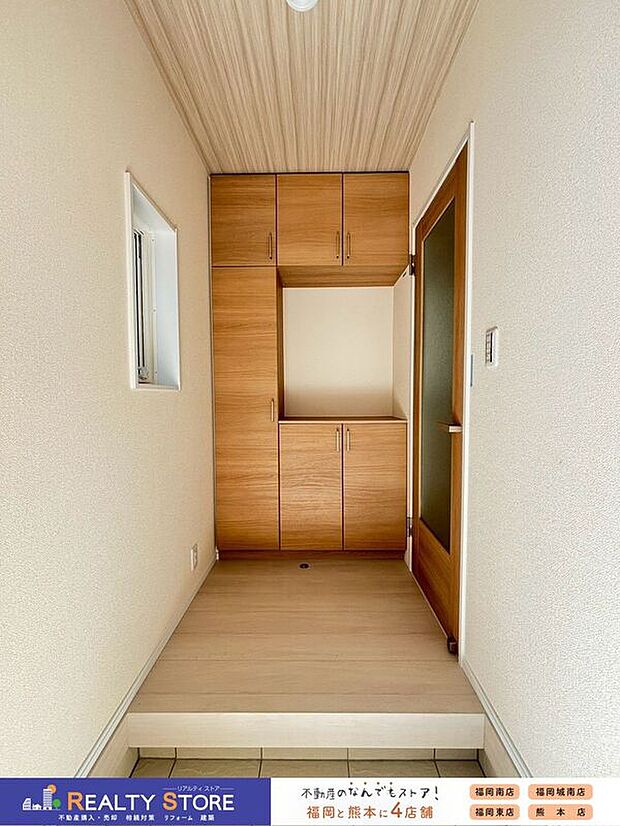 【玄関】〈2号棟〉明るく広々した玄関は、帰ってきたときにホッとする空間♪