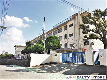 福岡市立小笹小学校 900m