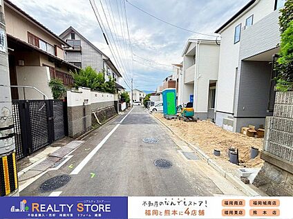 前面道路含む外観
