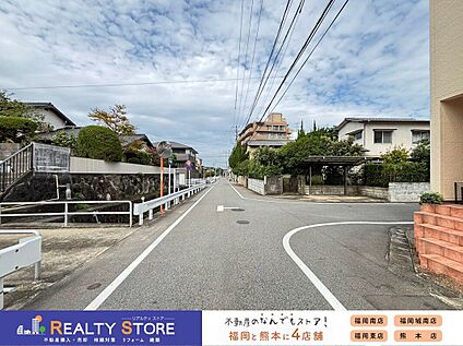 前面道路含む外観