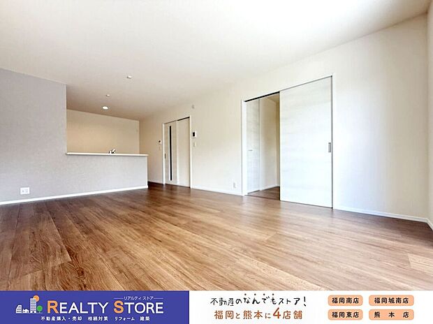 【リビング】キッチンからリビング全体を見渡せます♪お子様の様子を見ながら家事ができますね♪