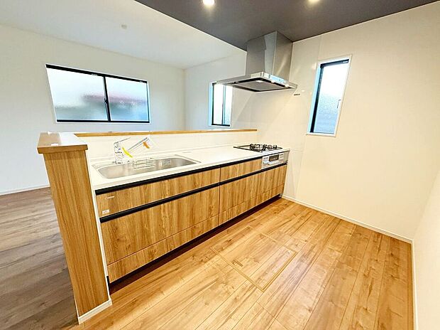 ☆1号棟☆【システムキッチン】広いシンクで洗い物も余裕のスペース♪お料理中も会話ができる対面キッチン♪