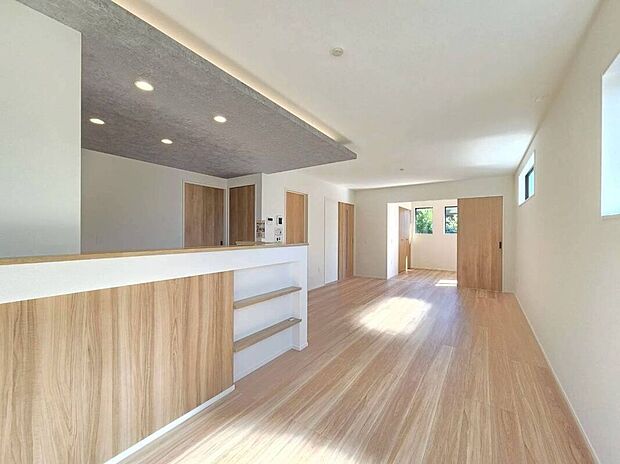 ☆2号棟☆【寛ぎの空間】リビングは家族全員の集まる憩いの場、この場所を通じて家族の楽しい会話が聞こえてきそうなリビングですね♪