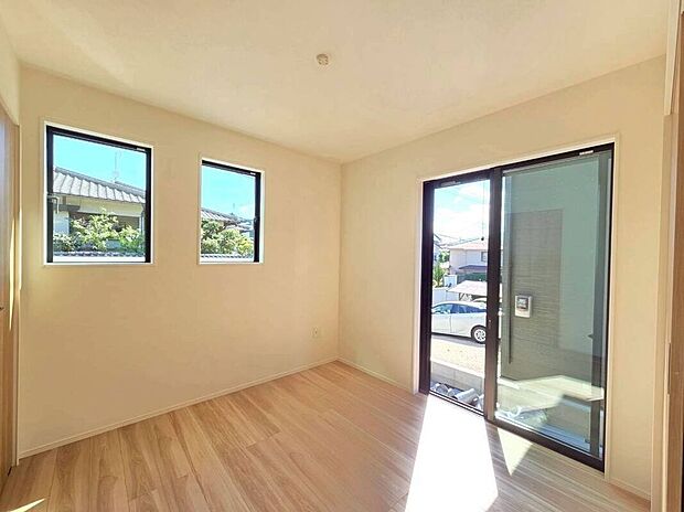 ☆2号棟☆【1階洋室】客間としてはもちろん、小さいお子さまの遊びスペースにもおススメ♪