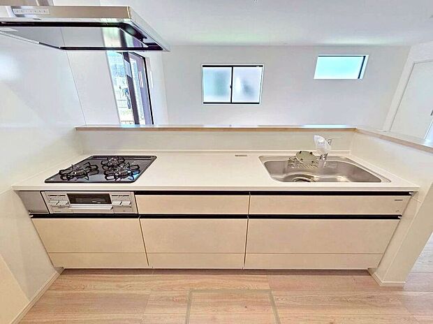 ☆2号棟☆【システムキッチン】3口コンロや広い作業台など、お料理を快適に効率よくできるシステムキッチン♪