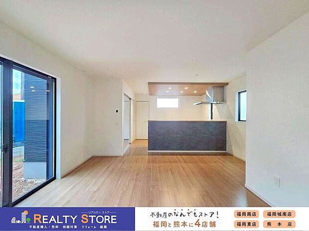 ☆4号棟☆【リビング】キッチンからリビング全体を見渡せます♪お子様の様子を見ながら家事ができますね♪