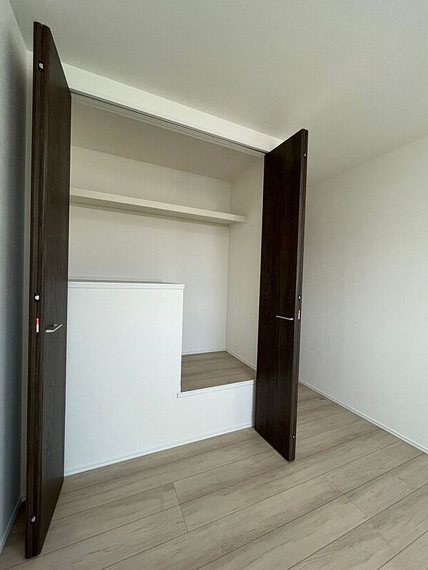 【収納】【１号棟：クローゼット】大容量クローゼット♪棚付きなので整理もしやすくお部屋を広く活用できます♪