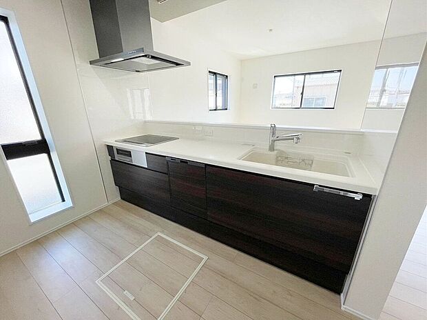 【キッチン】【１号棟：システムキッチン】キッチンはお料理中でもご家族との会話が楽しめるフルオープンの対面キッチン♪『お子様を見守りながら』の安心感があります。