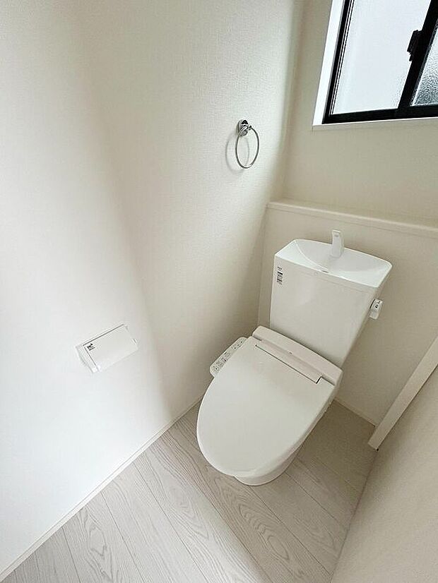 【トイレ】☆2号棟☆【トイレ】温水洗浄機付き便座♪小窓が付いているので日中は明るく換気も楽々♪