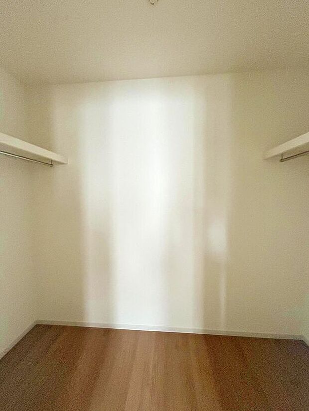 【収納】☆1号棟☆【ウォークインクローゼット】便利なウォークインクローゼット♪棚付で小物類もすっきりと収納出来ます♪