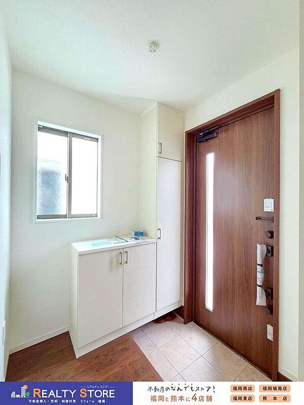 【玄関】☆2号棟☆【シューズボックス】天井まである大きなシューズボックス♪たくさん収納出来て玄関スッキリ片付きます♪