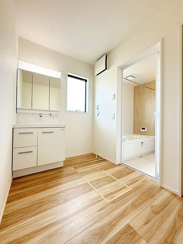 【洗面】☆1号棟☆【洗面化粧台】人気の三面鏡ドレッサータイプ♪鏡裏には便利な収納スペース♪