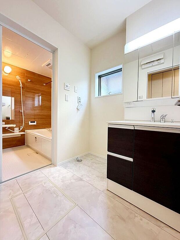 【洗面】【洗面化粧台】便利で見やすい三面鏡タイプ♪窓付のパウダールームで換気はしっかり出来ますね♪