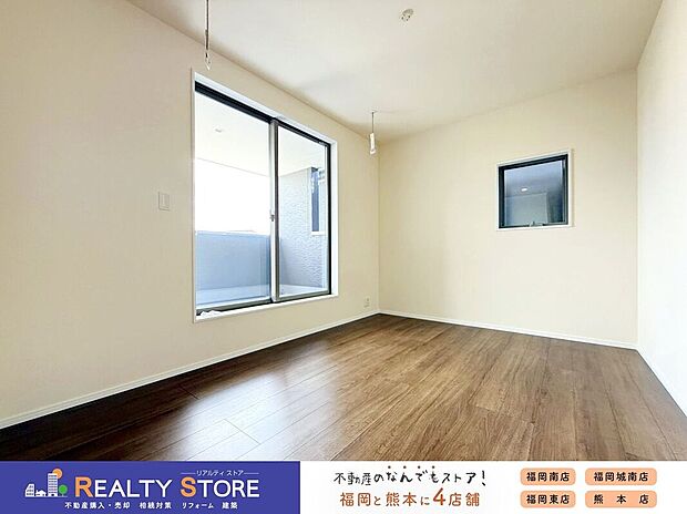 【室内】【洋室】バルコニーに面した明るいお部屋♪W.I.Cを備えており主寝室におススメ♪