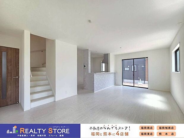 【リビング】☆6号棟☆【寛ぎの空間】リビングは家族全員の集まる憩いの場、この場所を通じて家族の楽しい会話が聞こえてきそうなリビングですね♪