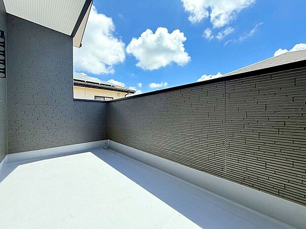 【バルコニー】☆5号棟☆【バルコニー】陽当たり良好なバルコニー！お布団やたくさんのお洗濯物もしっかりと干すことが出来ます♪