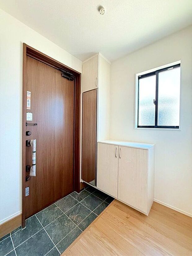 【玄関】☆5号棟☆【シューズボックス】姿見の鏡の付いた便利なシューズボックス♪可動棚なので靴に合わせた収納が出来ます♪