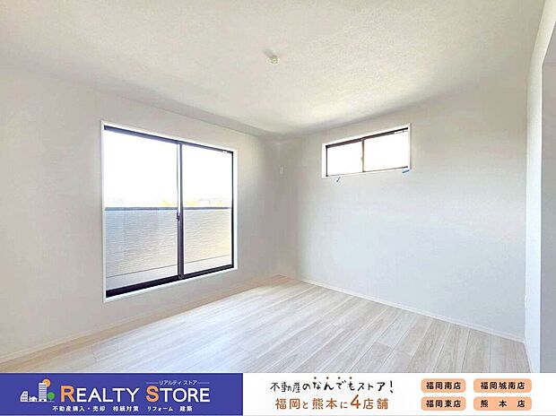 【室内】☆2号棟☆【洋室】バルコニーに面した明るいお部屋♪W.I.Cを備えており主寝室におススメ♪