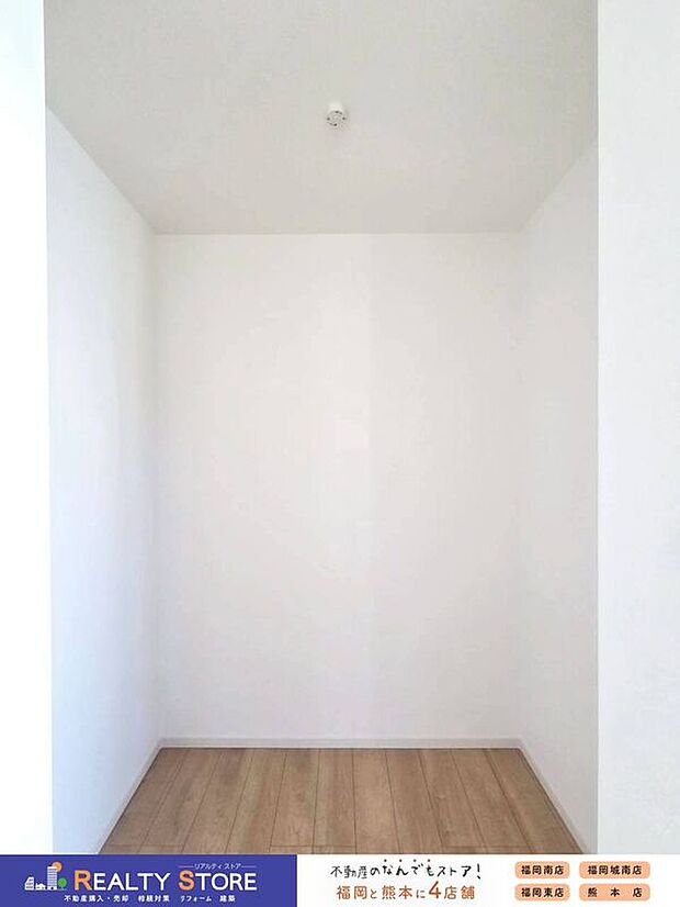 【収納】☆2号棟☆【ウォークインクローゼット】便利なウォークインクローゼット♪棚付で小物類もすっきりと収納出来ます♪