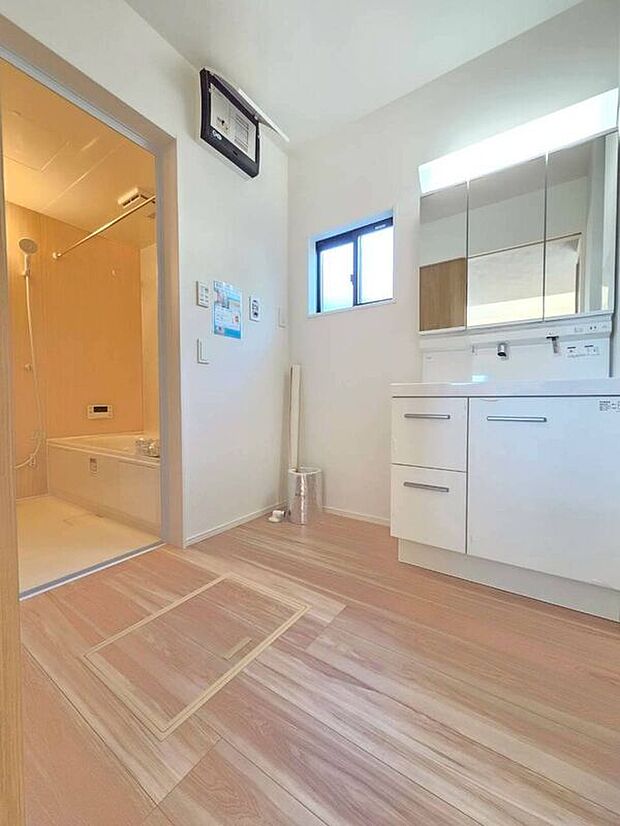 【洗面】☆2号棟☆【洗面化粧台】便利で見やすい三面鏡タイプ♪窓付のパウダールームで換気はしっかり出来ますね♪