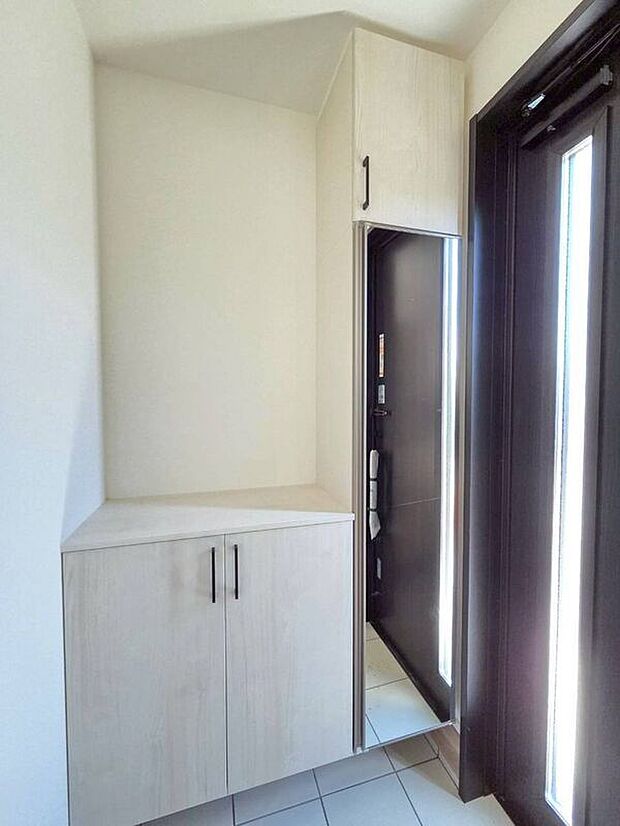 【玄関】☆2号棟☆【シューズボックス】天井まである大きなシューズボックス♪たくさん収納出来て玄関スッキリ片付きます♪