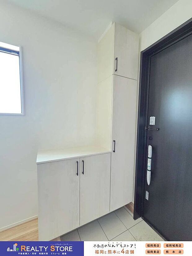 【玄関】☆1号棟☆【シューズボックス】天井まである大きなシューズボックス♪たくさん収納出来て玄関スッキリ片付きます♪