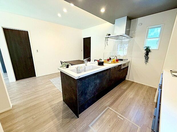 【キッチン】☆1号棟☆【システムキッチン】食洗機付きのシステムキッチン♪広いシンクと作業台でお料理前後も快適です♪