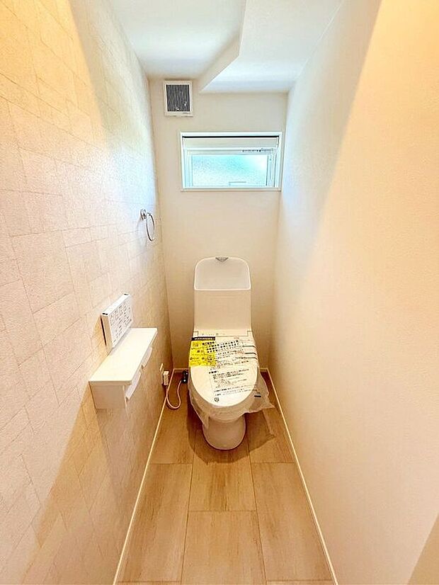 【トイレ】☆1号棟☆【トイレ】温水洗浄機付き便座♪小窓が付いているので日中は明るく換気も楽々♪