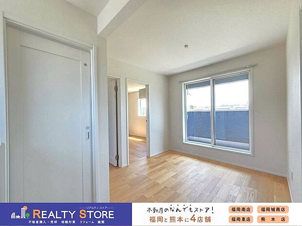 【室内】☆5号棟☆【洋室】バルコニーに面した明るいお部屋♪W.I.Cを備えており主寝室におススメ♪