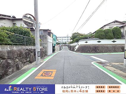 前面道路含む外観