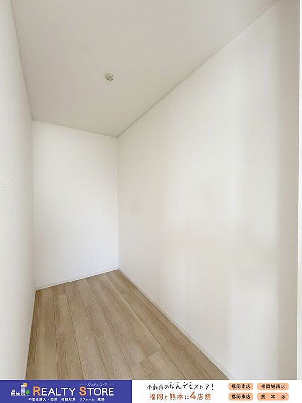 【収納】☆2号棟☆【ウォークインクローゼット】便利なウォークインクローゼット♪棚付で小物類もすっきりと収納出来ます♪