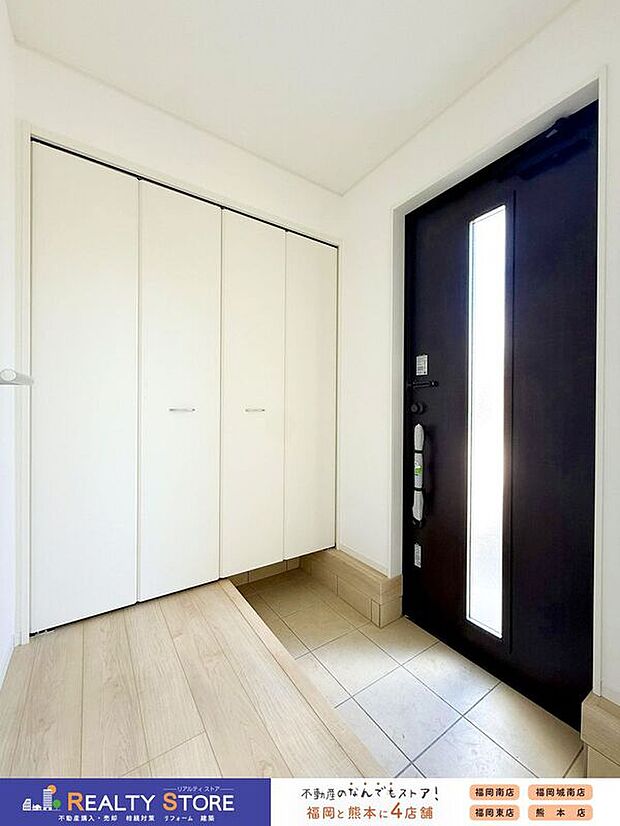 【玄関】☆2号棟☆【シューズボックス】天井近くまである大きなシューズボックス♪たくさん収納出来て玄関スッキリ片付きます♪