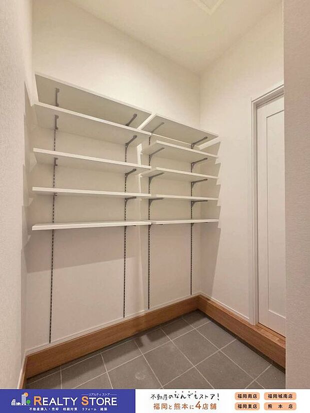 【収納】☆6号棟☆【シューズインクローク】玄関を広くスッキリと使える便利な収納スペース♪ベビーカー等も置けて便利です♪