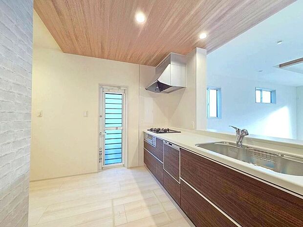 【キッチン】☆1号棟☆【システムキッチン】食洗機付きのシステムキッチン♪広いシンクと作業台でお料理前後も快適です♪