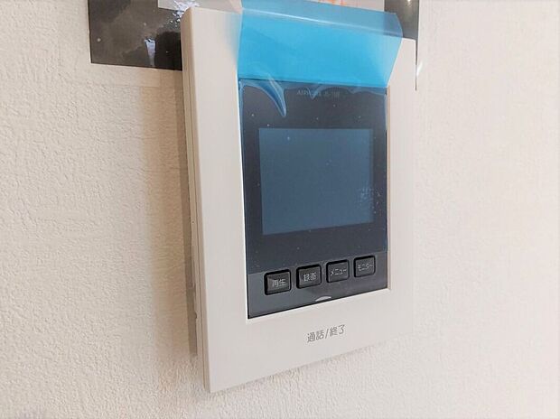 【その他設備】【TVモニター付インターホン】今や当たり前の設備ですが、お子様の留守番時にも重宝する必須防犯アイテムです。留守中に誰が訪ねてきたのかも確認できますし、在宅中も「見える安心」がそこにあります。