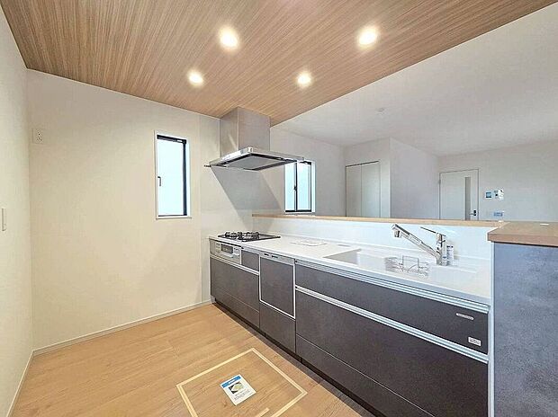 【キッチン】☆4号棟☆【システムキッチン】広いシンクで洗い物も余裕のスペース♪お料理中も会話ができる対面キッチン♪