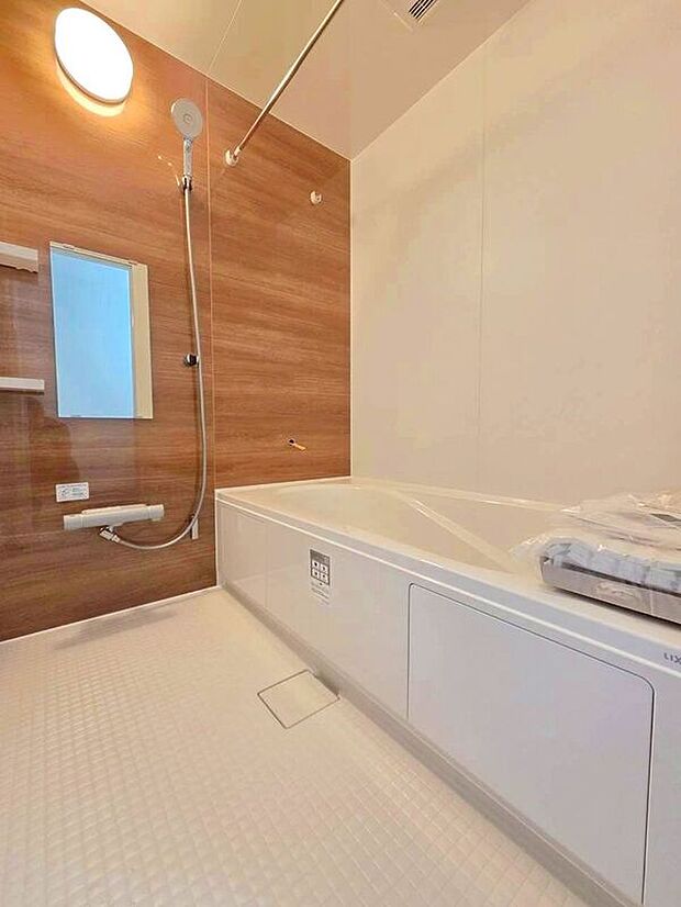 【バス】☆4号棟☆【ユニットバス】ゆったりとした1坪タイプのユニットバス♪足を伸ばして1日の疲れを癒すバスタイム♪