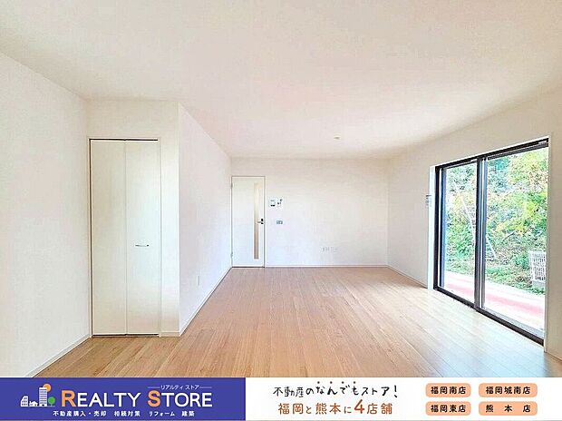 【リビング】☆4号棟☆【リビング】自然光射し込む明るいリビング♪自然と家族が集まるゆとりの空間♪