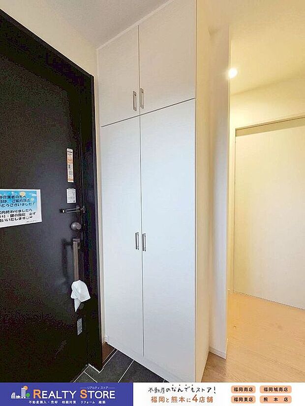 【玄関】☆4号棟☆【シューズボックス】天井まである大きなシューズボックス♪たくさん収納出来て玄関スッキリ片付きます♪