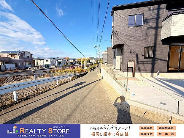 【前面道路含む外観】【前面道路】現地(2025年12月)撮影