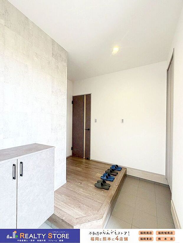 【玄関】☆1号棟☆【玄関】スタイリッシュなデザインの玄関♪シューズボックスとシューズインクロークも備わっているので、玄関がスッキリ片付きます♪