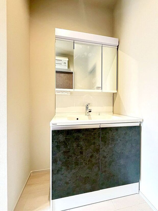 【洗面】☆1号棟☆【洗面化粧台】ホテルライクなデザインの洗面化粧台♪人気の三面鏡は、鏡裏に便利な収納スペースあり♪