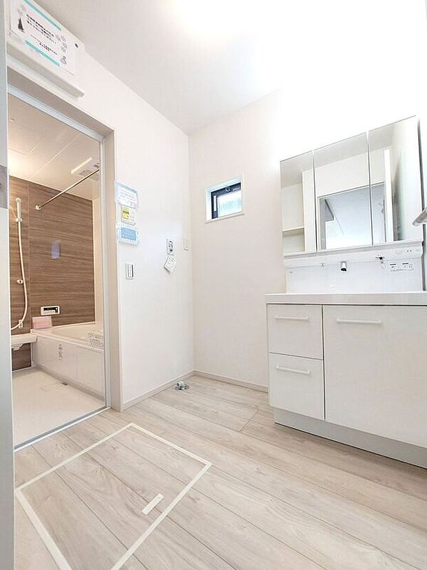 【同仕様画像 (その他内観)】【同仕様写真】窓付のパウダールームで換気もしっかり出来ます♪洗面化粧台は便利で見やすい三面鏡タイプ♪