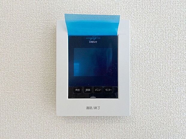 【その他設備】【TVモニタ付インターホン】今や当たり前の設備ですが、お子様の留守番時にも重宝する必須防犯アイテムです。留守中に誰が訪ねてきたのかも確認できますし、在宅中も「見える安心」がそこにあります。