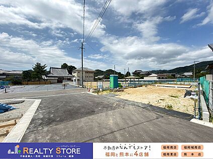 前面道路含む外観