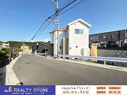 前面道路含む外観