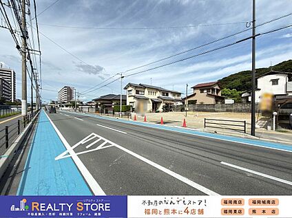前面道路含む外観