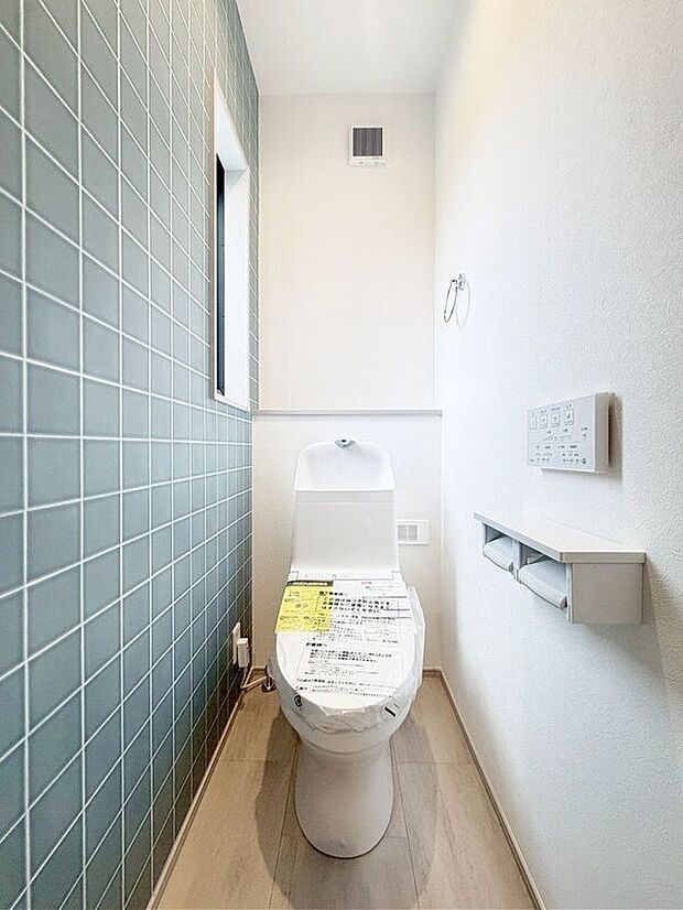【同仕様画像 (その他内観)】【同仕様写真】温水洗浄機付き便座のトイレ♪小窓が付いているので日中は明るく換気も楽々です♪