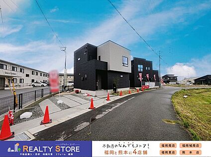 前面道路含む外観